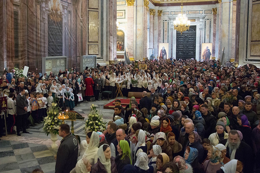 Верующие едва уместились под сводами Исаакиевского Фото: Александр ГЛУЗ