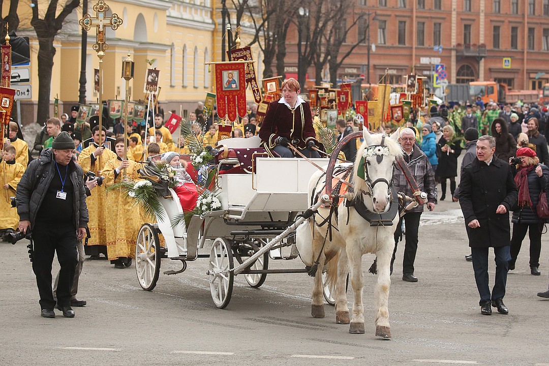 Открывала шествие белая лошадь Фото: Александр ГЛУЗ