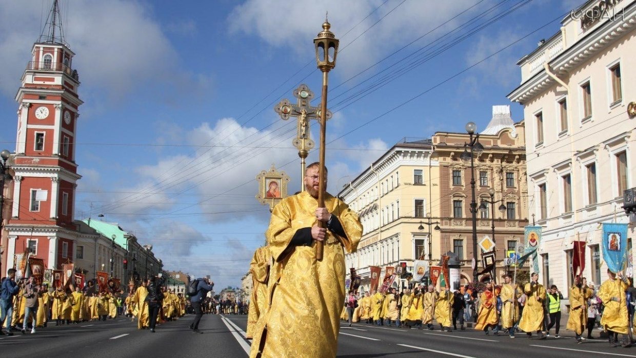 Многотысячный крестный ход прошел по Невскому проспекту: фоторепортаж ФАН