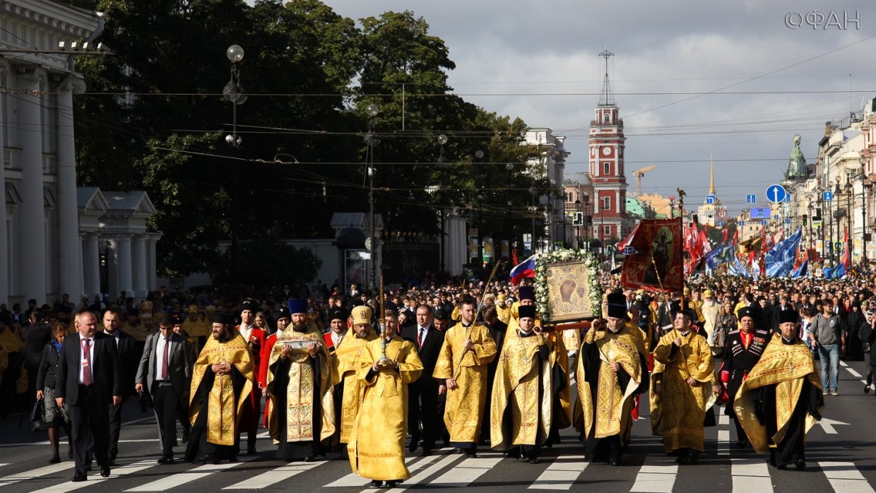 Колонна верующих растянулась от Казанского собора до Александро-Невской Лавры