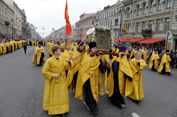 В Санкт-Петербурге прошел второй общегородской крестный ход от Казанского собора к Александро-Невской лавре